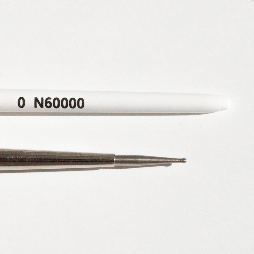 LK NAIL ART SPOT BRUSH N6000 0 (1 mm) – para dibujar la línea de la sonrisa en la manicura francesa